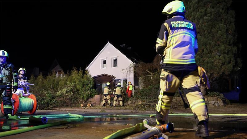 Rund 30 Helfer, darunter einige Feuerwehrleute, waren am Nachmittag im Einsatz.