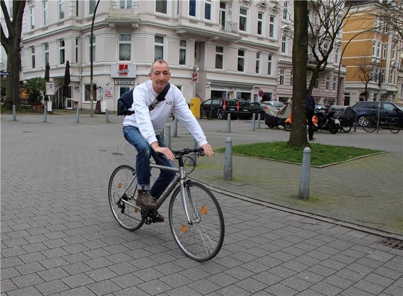 Rund 30 Kilometer legt Altenpfleger Torsten Meier pro Tag mit dem Rad zurück, wenn er sich um seine 17 Patienten kümmert. Foto: Gehm