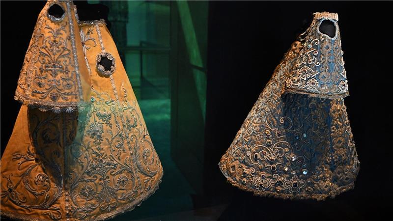 Rund 30 Kleider - sogenannte Gnadenröcklein - zählen zur Garderobe der Schwarzen Madonna. 