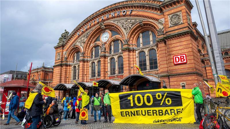 Mini-Protest gegen Atommüll-Transport in Bremen Rund 30 Menschen haben in Bremen gegen den Transport von hoch radioaktivem Atommüll durch Deutschland protestiert.