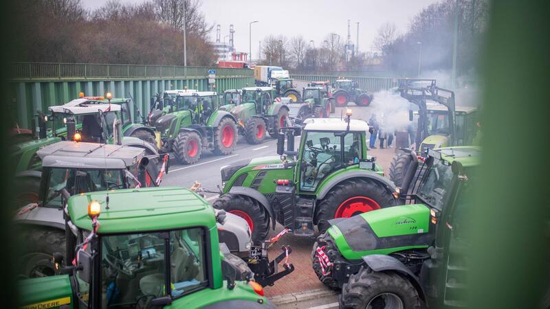 Hafenblockade der Bauern: Der Protest reißt nicht ab Rund 30 Trecker haben sich am Freitag am Zolltor Weddewarden versammelt.