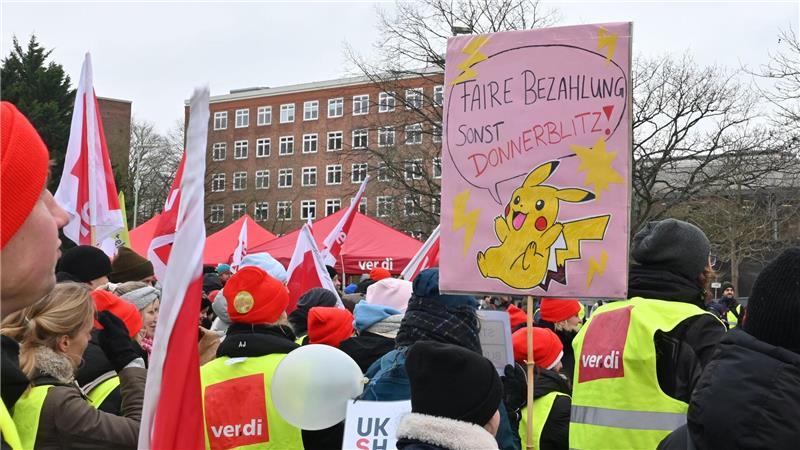 Rund 300 Beschäftigte demonstrierten vor der Christian-Albrechts-Universität in Kiel. 