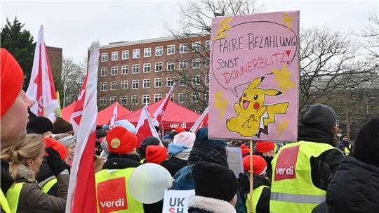 Rund 300 Beschäftigte demonstrierten vor der Christian-Albrechts-Universität in Kiel. 