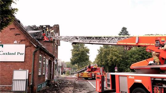 Rund 300 Feuerwehrleute aus der gesamten Region kämpften Anfang Juni gegen die meterhohen Flammen in der Schlachterei Cuxland pur.