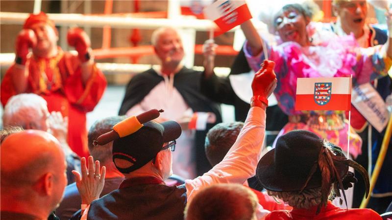 Thüringen gewinnt im Bratwurst-Boxkampf gegen Franken Rund 300 Menschen verfolgten das Spektakel.