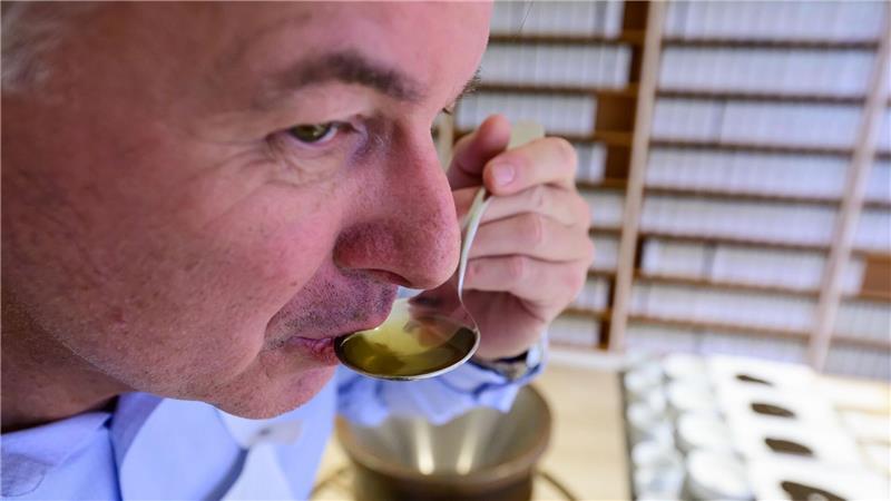 Geheimnis des Schlürfens: Warum dieses Team täglich 300 Tees probiert Rund 300 Tees verkostet ein kleines Team täglich.