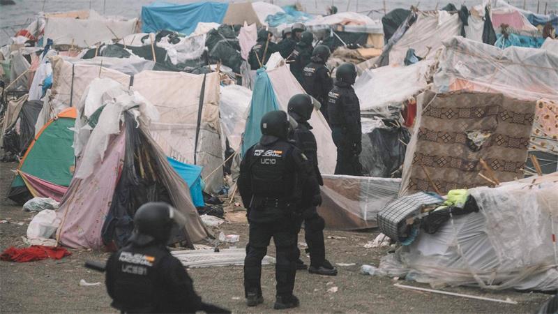 Rund 3.000 überwiegend junge marokkanischen Männer hatten in den selbstgebauten Hütten monatelang auf ein neues Leben in Spanien gehofft.