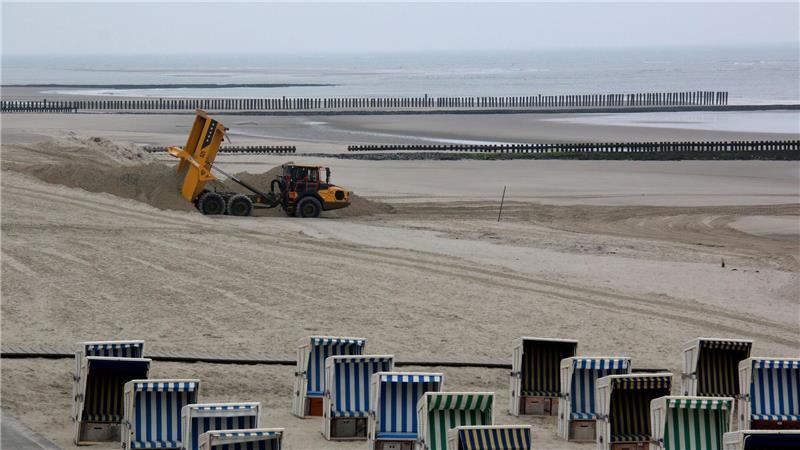Rund 30.000 Kubikmeter Sand fehlen laut der Insel nach dem Winter an Wangerooges Badestrand. 