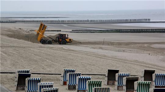 Rund 30.000 Kubikmeter Sand fehlen laut der Insel nach dem Winter an Wangerooges Badestrand. 