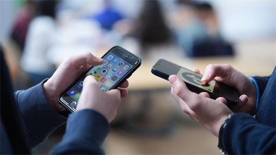 Rund 300.000 Jugendliche bundesweit zeigen laut Experten ein Suchtverhalten am Handy. (Symbolbild)