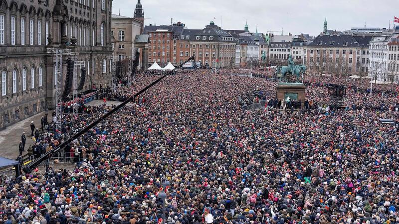 König Frederik: Thronwechsel war eine berührende Erfahrung Rund 300.000 Menschen waren bei den Feierlichkeiten zum Thronwechsel dabei.