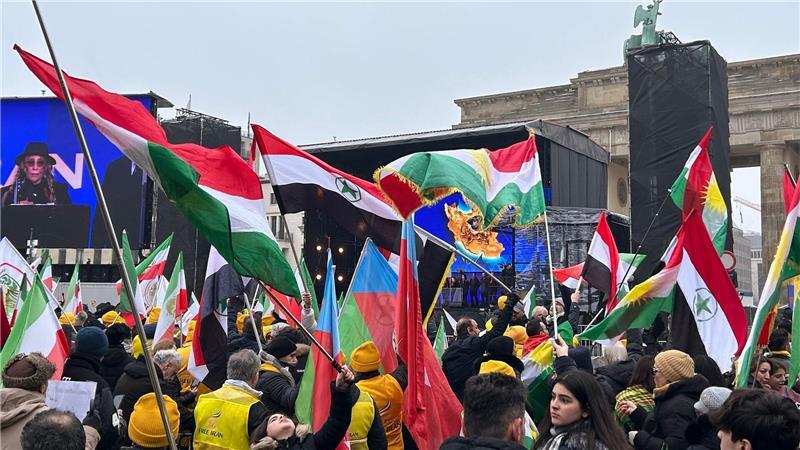 Tausende demonstrieren in Berlin für Freiheit im Iran Rund 340 internationale Organisationen sowie politische Persönlichkeiten unterstützen die Demonstration.