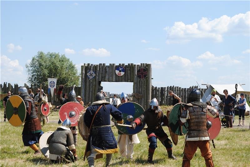 Markt mit 350 Kriegern: Wikinger fallen an Himmelfahrt in Jork ein Rund 350 Wikinger aus ganz Europa reisen wieder an , vor der Ringburg in Jork-Neuenschleuse zeigen die Krieger und Handwerker ihr Können. Foto: Vasel