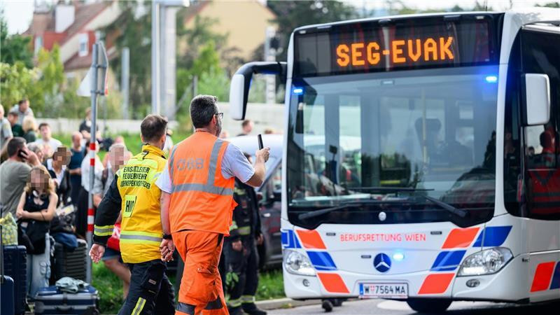 400 ICE-Passagiere aus Tunnel bei Wien gerettet Rund 400 Fahrgäste sind in der Nähe von Wien nach einer technischen Panne aus einem ICE gerettet worden.
