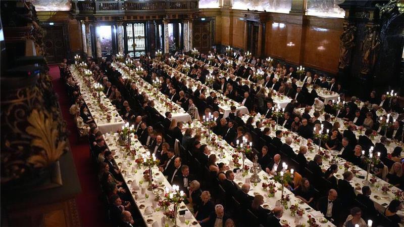 Matthiae-Mahl im Zeichen der Wirtschaft Rund 400 Gäste sitzen im großen Festsaal des Hamburger Rathauses.