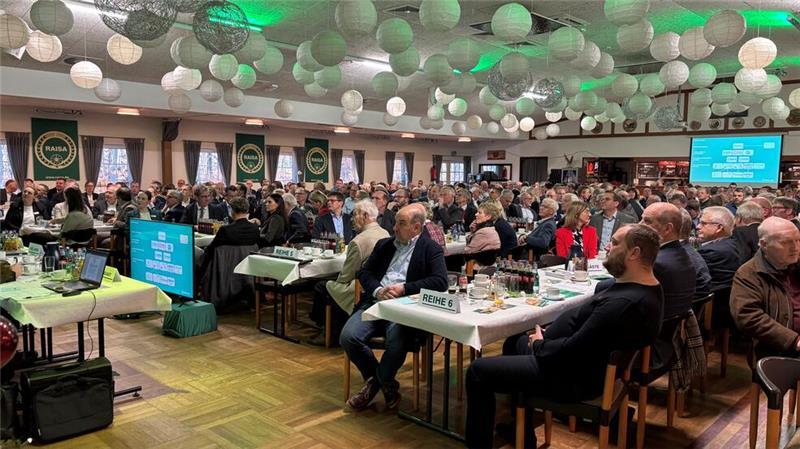 Von Pommes bis zur Tankstelle: Stader Raisa investiert 16 Millionen Euro Rund 400 Personen nahmen an der Generalversammlung der Raisa in der Harsefelder Festhalle teil.