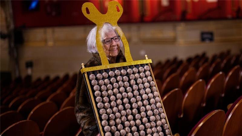 Spanische Lotterie „El Gordo“ verteilte Rekordsumme Rund 400 Zuschauer konnten die Ziehung der Glückszahlen im Madrider Teatro Real direkt miterleben.