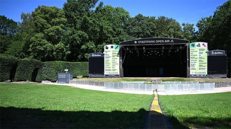 100 Jahre alt – Hecke macht Stadtpark-Open-Air einzigartig Rund 4.000 Gäste finden vor der Freilichtbühne Platz.