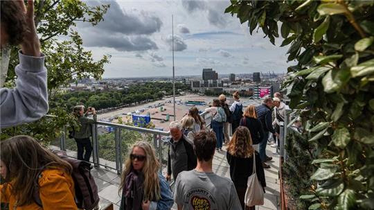 Rund 4.000 Menschen laufen täglich auf den gegrünten Bunker am Heiligengeistfeld.