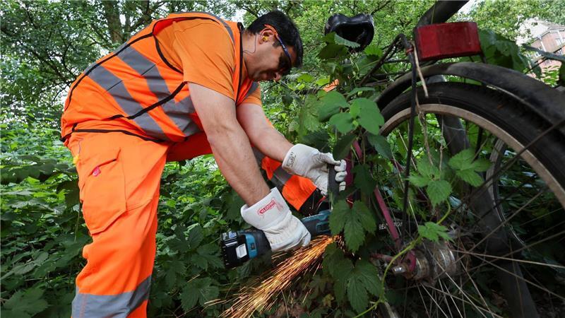 Hamburger Stadtreinigung sammelt wieder Schrotträder ein Rund 4.000 Schrott-Fahrräder entfernt die Stadtreinigung nach eigenen Angaben jedes Jahr aus dem öffentlichen Raum.