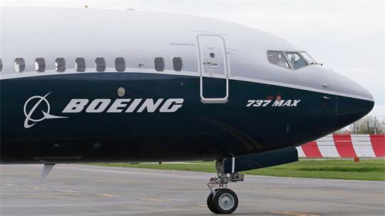 Rund 470 Maschinen des Typs Boeing 737 Max sollen auf Risse neben Türen überprüft werden. (Archivbild)