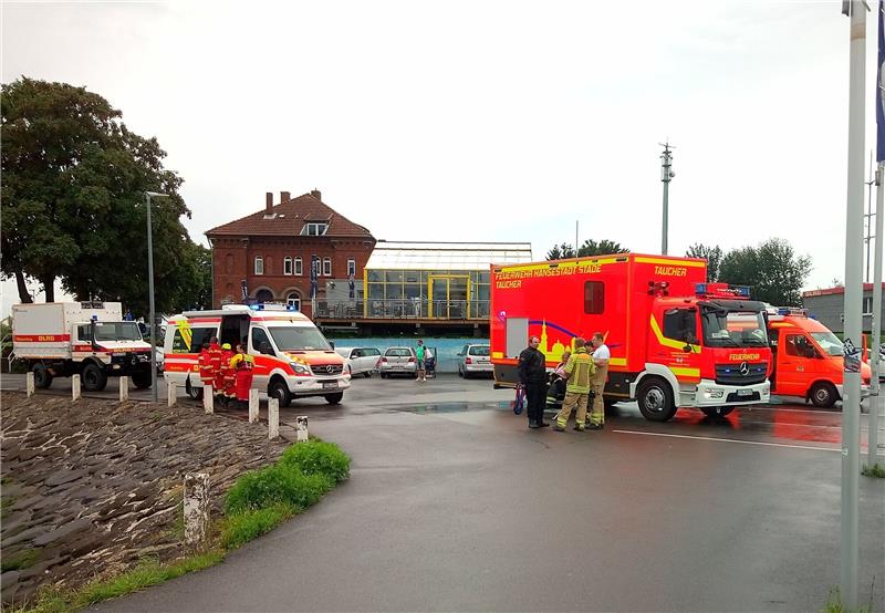 Segelboot kentert mitten im Gewitter vor Stadersand Rund 50 Einsatzkräfte von Feuerwehr und DLRG wurden nach Stadersand alarmiert. Foto: Feuerwehr