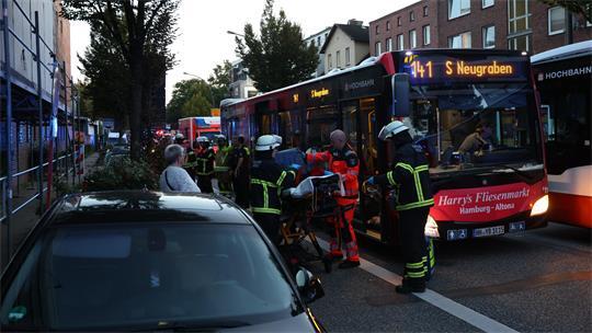 Rund 50 Feuerwehrleute sind auf der Wilstorfer Straße in Hamburg-Harburg im Einsatz.