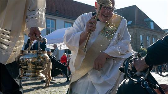 Rund 50 Hunde wurden vor dem Osnabrücker Dom gesegnet.