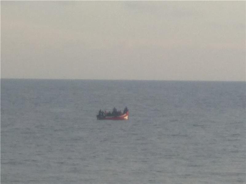 Rund 50 Meilen vor der Küste von Marokko trieb ein kleines Fischerboot mit etwa 20 Personen im Atlantik. Foto: Reederei H.-P. Wegener