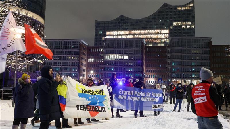 Rund 500 Menschen demonstrierten in Hamburg nach den US-Angriffen auf Venezuela.