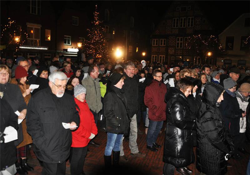 Rund 500 Menschen stimmten sich auf dem Petri-Platz in Buxtehude während des Open-Air-Gottesdienstes auf den Heiligen Abend ein. Fotos: Wahba