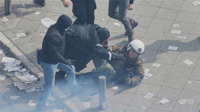 Rund 500 bis 700 Vermummte sorgten bei der Demonstration in Athen für Chaos.