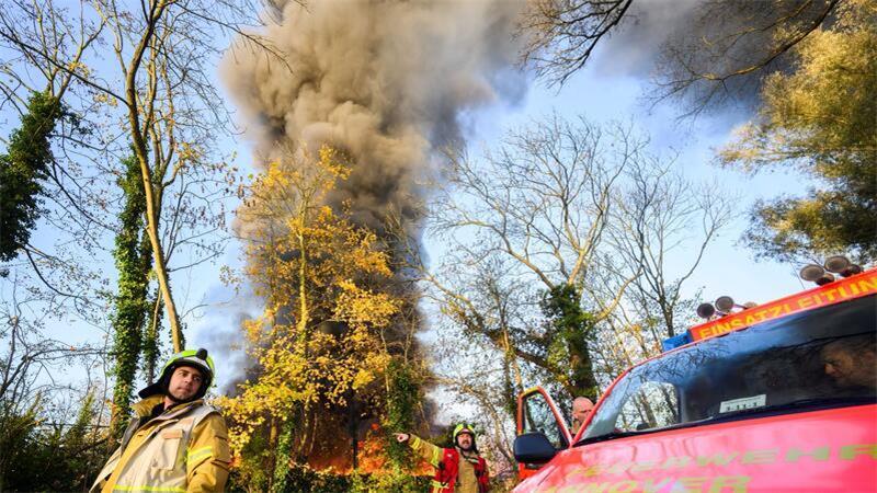 Rund 500 mobile Toiletten sind in Hannover in Brand geraten.