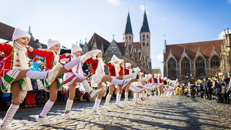 Becherwurf auf Innenministerin Behrens bei Braunschweiger Karneval Rund 5.000 Aktive sind beim Karnevalsumzug „Schoduvel“ in Braunschweig dabei.