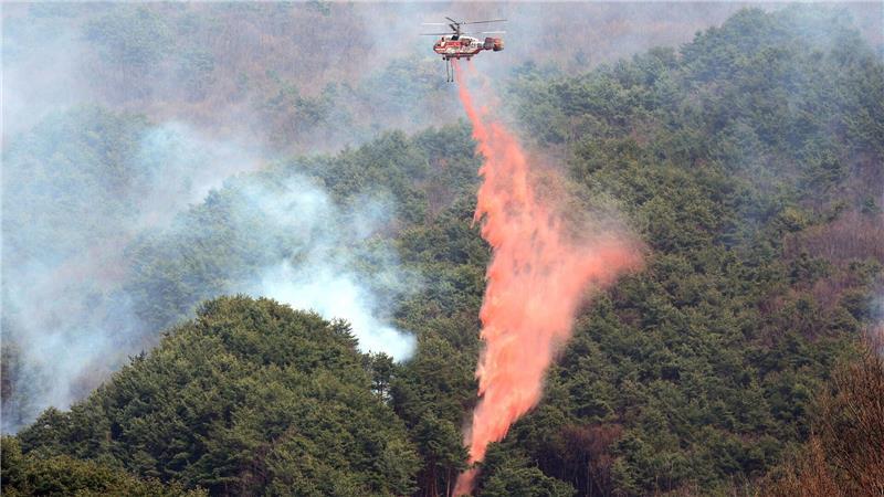 Rund 5000 Einsatzkräfte und mehr als 140 Hubschrauber kämpfen gegen die Flammen.