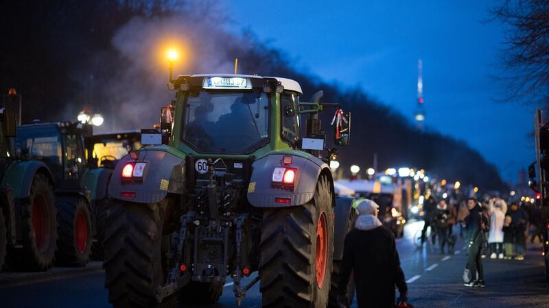 Bauernprotest ohne schnelle Diesel-Lösung Rund 5000 Traktoren und Landmaschinen werden aus dem gesamten Bundesgebiet zu der Kundgebung in Berlin erwartet.