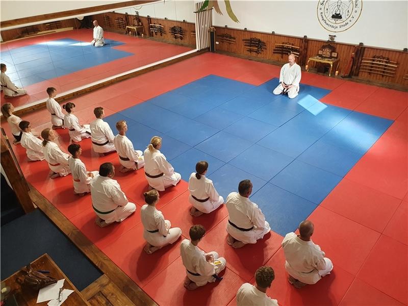 Karateschule schafft sich ein Fünf-Sterne-Dojo Rund 50.000 Euro sind in das umfangreiche Vereinsprojekt der Karateschule Agathenburg/Stade geflossen.