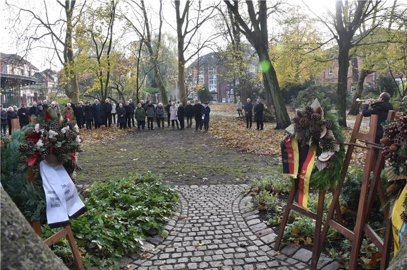 Rund 60 Buxtehuder nahmen an der zentralen Gedenkveranstaltung im Stadtpark teil. Foto Felsch
