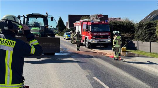Rund 60 Liter Öl sind auf der K39 in Buxtehude-Neuenfelde ausgelaufen - teilweise bis auf den Fußweg (re. im Bild).