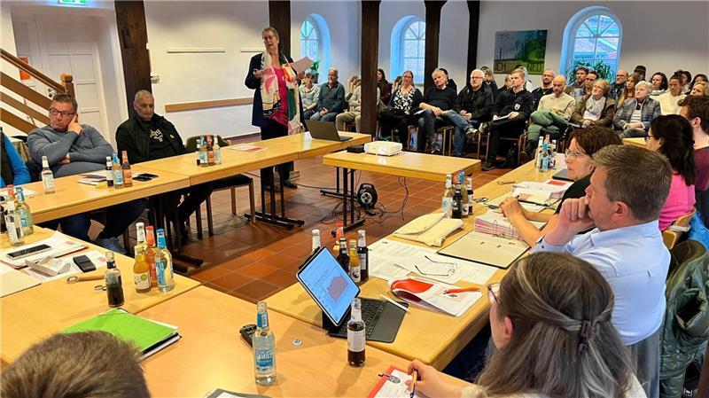 Rund 60 Zuhörer nahmen an der Ortsratssitzung in der Pfarrscheune in Neukloster teil. Fachbereichsleiterin Gaby Wehrens verteidigte den Masterplan Grundschulen.