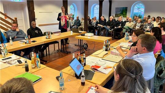 Rund 60 Zuhörer nahmen an der Ortsratssitzung in der Pfarrscheune in Neukloster teil. Fachbereichsleiterin Gaby Wehrens verteidigte den Masterplan Grundschulen.