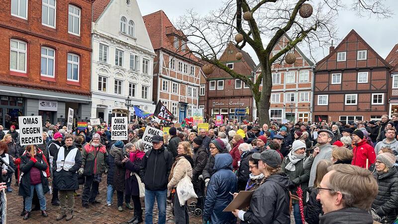 Rund 600 Menschen haben am Sonnabend am Fischmarkt in Stade gegen Rechtsextremismus protestiert.