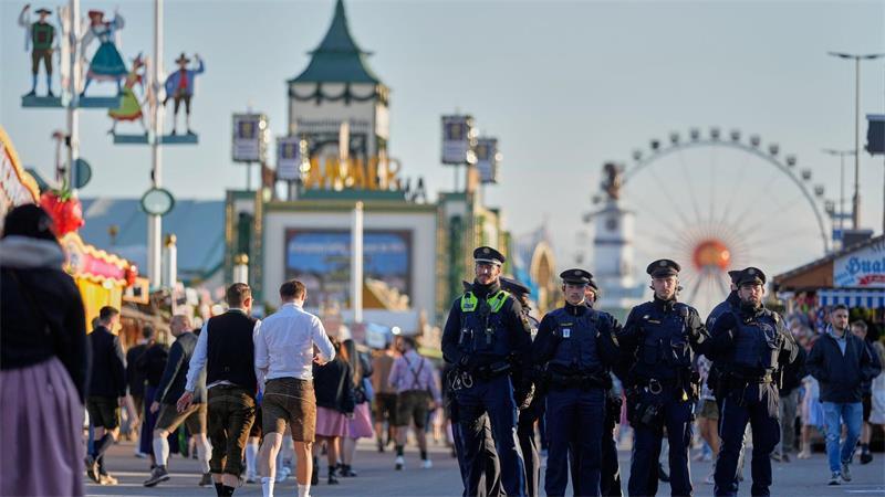 KI-Kameras und neue Konzepte: Wiesn-Sicherheit verstärkt Rund 600 Polizisten sind rund um die Wiesn im Einsatz (Archiv).