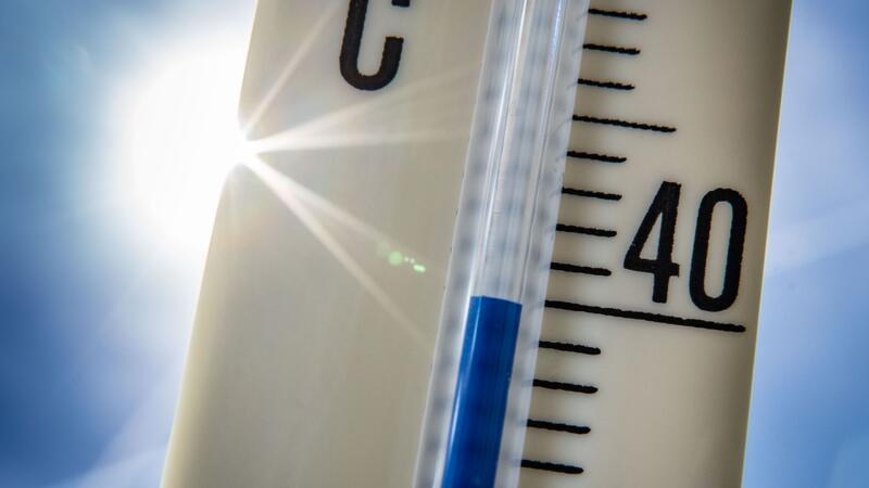 Hitze belastet viele im Job Rund 69 Prozent der Beschäftigten sehen einer Umfrage zufolge eine Einschränkung ihrer Leistung durch extreme Temperaturen.