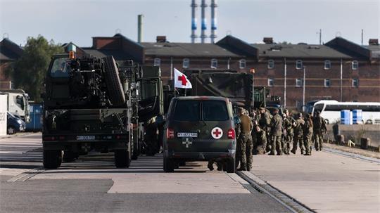 Rund 70 Bundeswehrfahrzeuge rollten im vergangenen Jahr in einem etwa 3,5 Kilometer langen Konvoi mehrere Stunden durch Hamburg. (Archivbild)