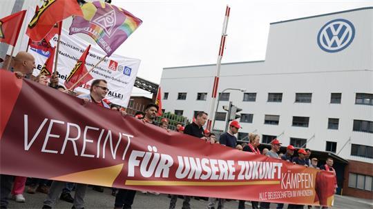 Rund 70 Vertrauensleute und Betriebsräte versammelten sich zu dem Protest vor dem Werkstor.