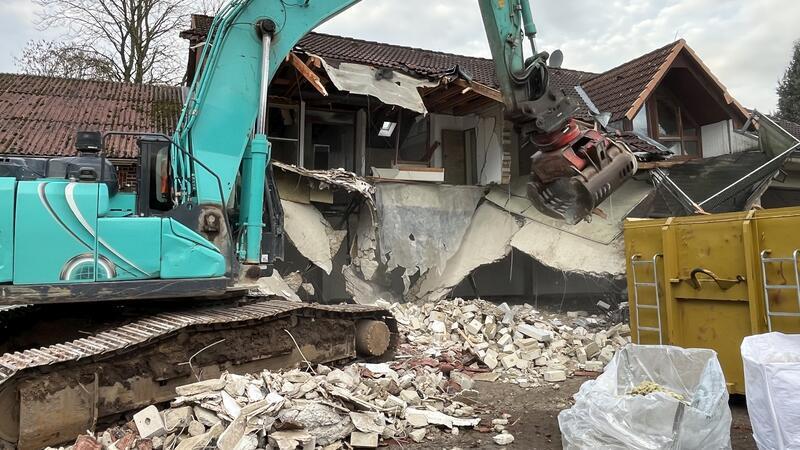Platz für Wohnraum: Bagger frisst sich durch Horneburger Feuerwache Rund 700 Kubikmeter allein an Bauschutt landen in den Absetzcontainern.