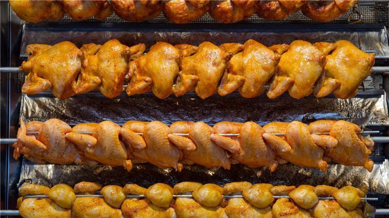 Rund 75 Milliarden Broiler wurden im Jahr 2022 weltweit geschlachtet. (Archivbild)