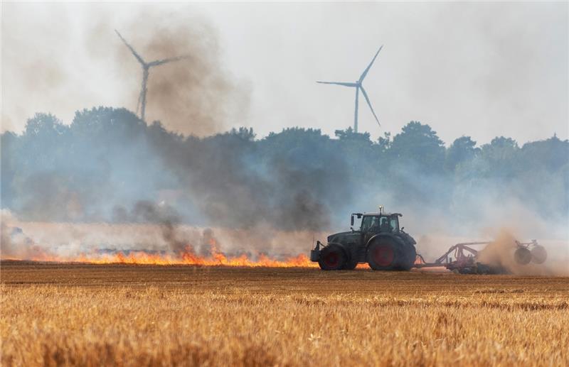 Feld in Neu Wulmstorf steht nach Mähdrescherbrand in Flammen Rund 80 Einsatzkräfte der Feuerwehr waren im Einsatz und verhinderten, dass die Flammen auf einen angrenzenden Wald übergreifen konnten. Foto: Joto/JOTO/dpa