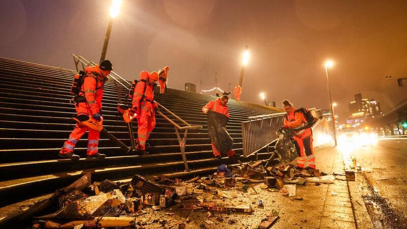 Rund 80 Mitarbeiter der Stadtreinigung waren in der Nacht und am Neujahrsmorgen tätig.